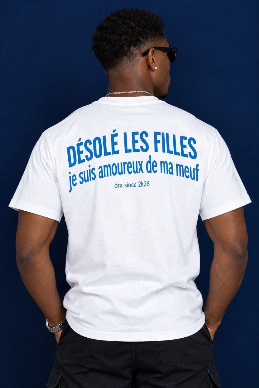 T-shirt blanc, flocage bleu - mannequin